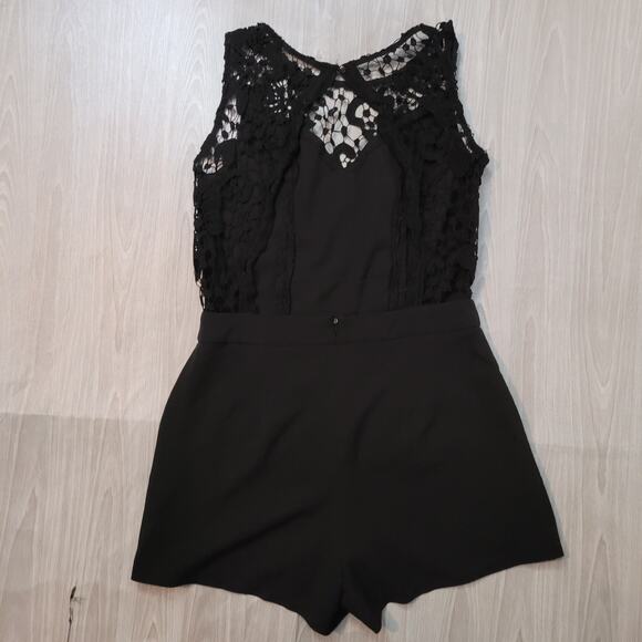 Tea & Cup Lace Eyelet Clasp Open Back Shorts Romper -Size: M - Picture 3 of 10